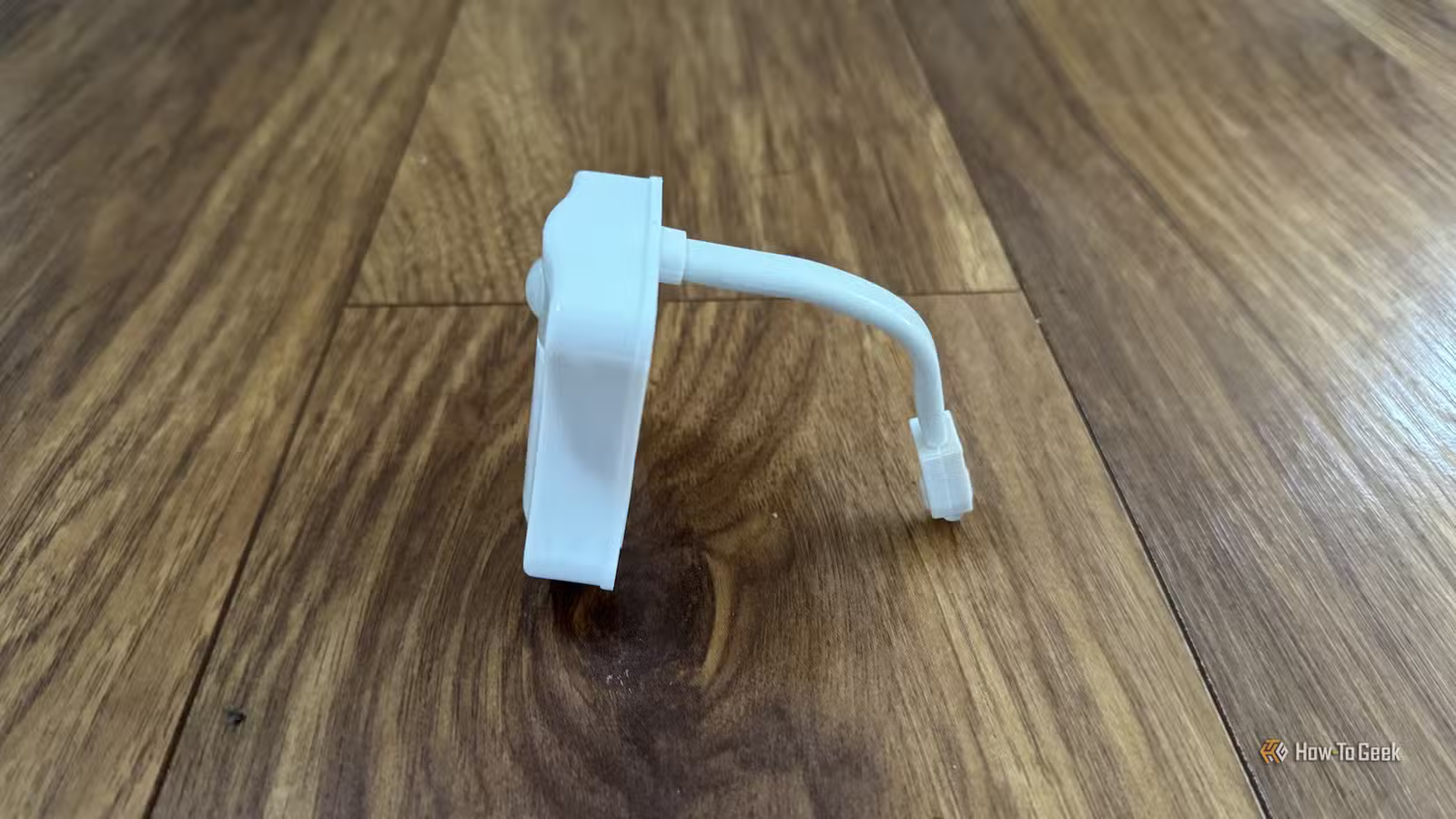 Une lampe de toilette activée par le mouvement sous un angle latéral.-1