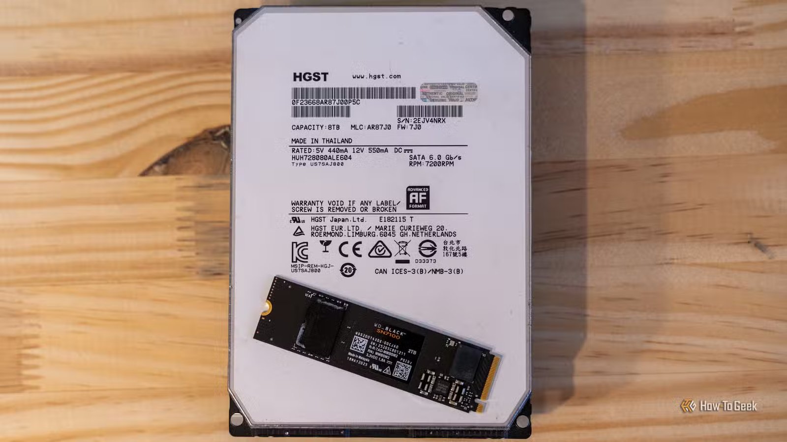 Un disque dur HGST de 8 To avec un SSD NVMe WD_BLACK de 2 To posé dessus.