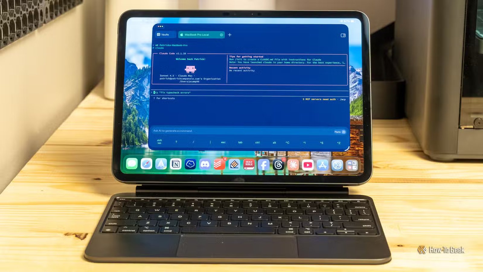 Terminal Claude Code fonctionnant sur un iPad avec un étui clavier sur un bureau en bois.