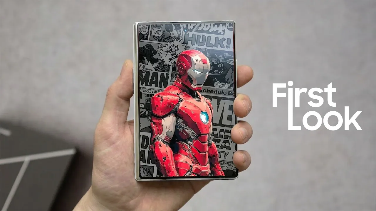 Samsung Galaxy Z Fold 8 Wide présenté ouvert et fermé, mettant en valeur sa forme plus large et plus courte et sa conception de charnière.