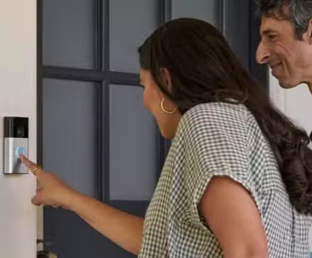 Sonnette utilisée par une femme et un homme.