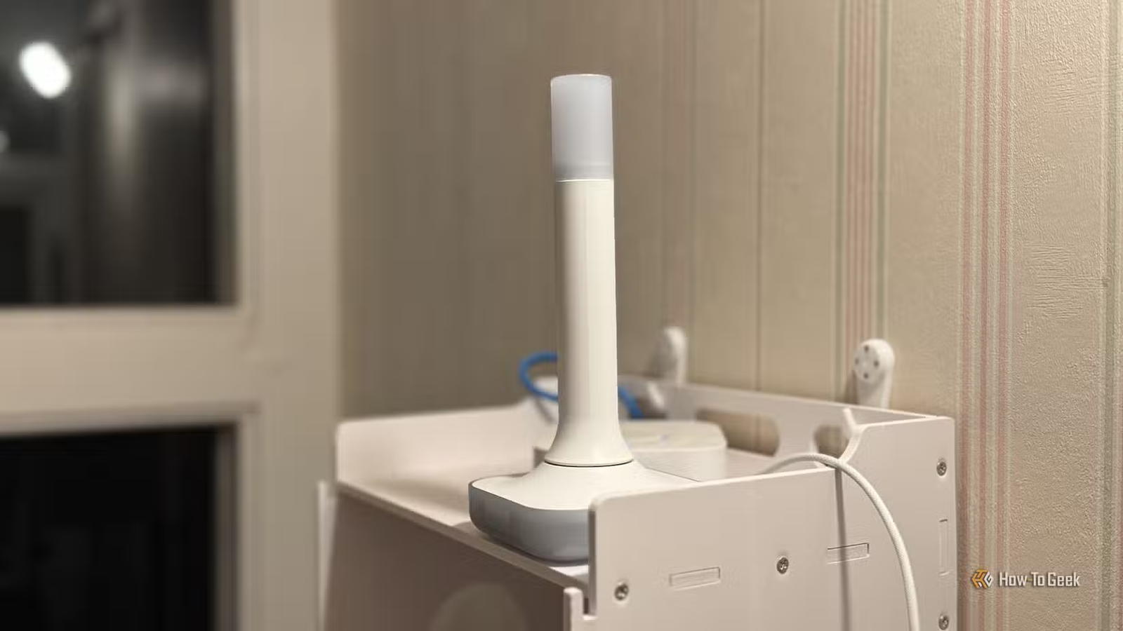 Un Home Assistant Connect ZBT-2 sur une étagère.