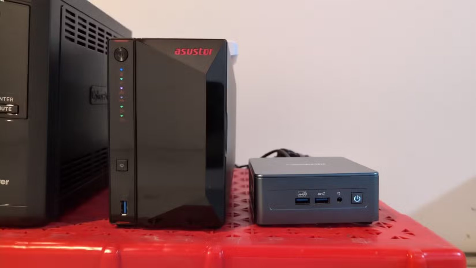 Un NAS Asustor à côté d'un mini PC Geekom.-2