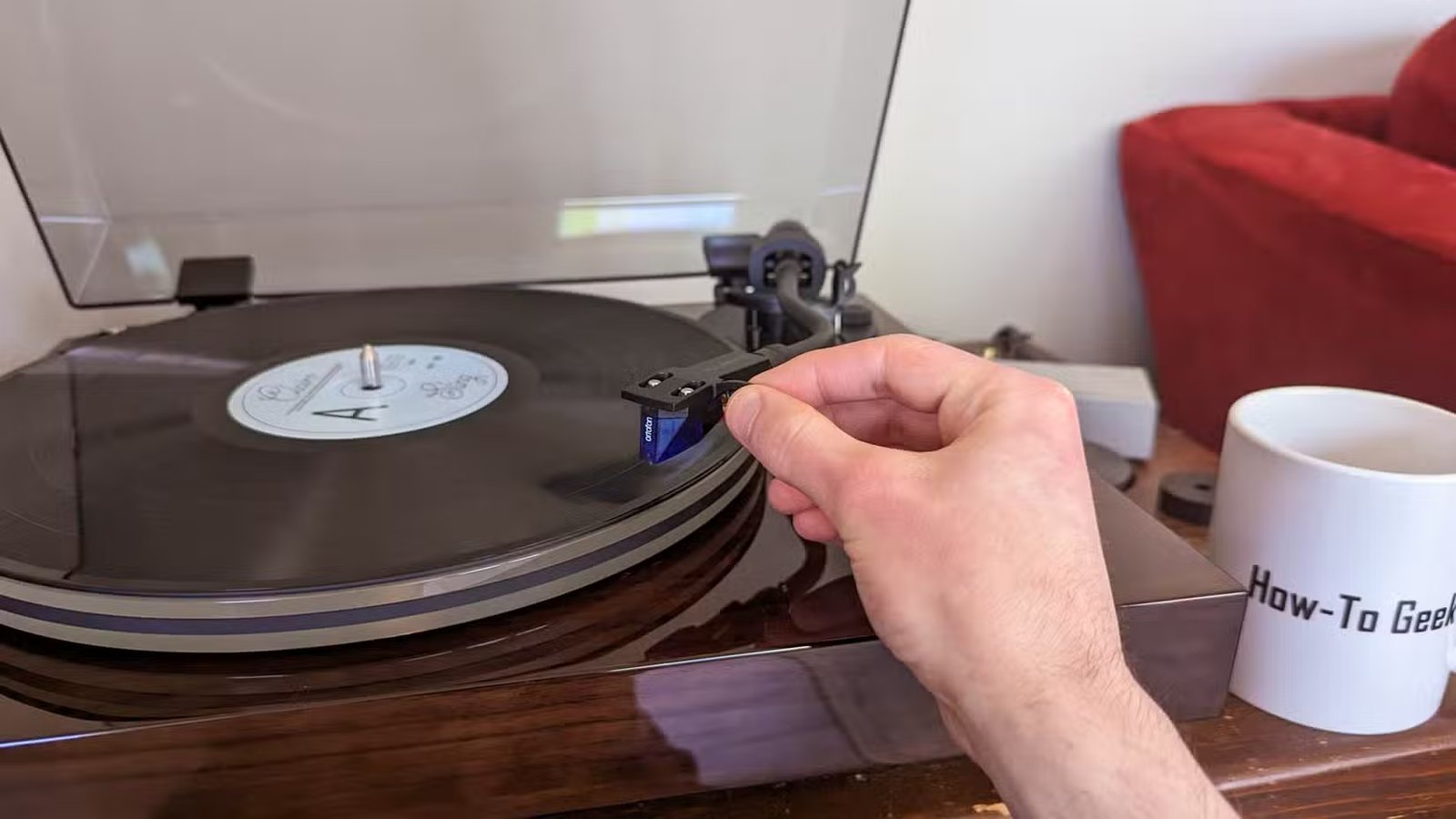 Personne plaçant l'aiguille de la platine vinyle Fluance RT85 sur un disque