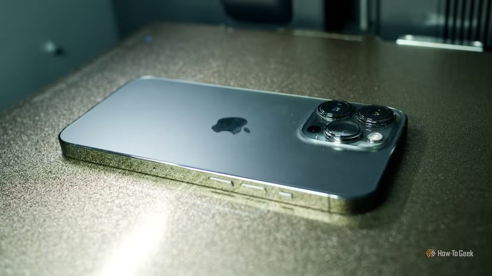 Un iPhone 13 Pro face vers le bas sur un lit d'impression Bambu Lab P2S.