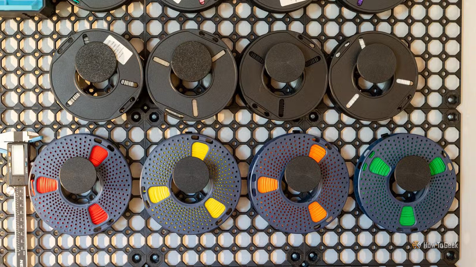 Un mur MultiBoard sur lequel sont accrochés huit types de filaments pour montrer les différentes couleurs.