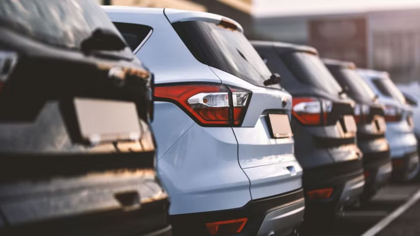 Des voitures alignées sur un parking.