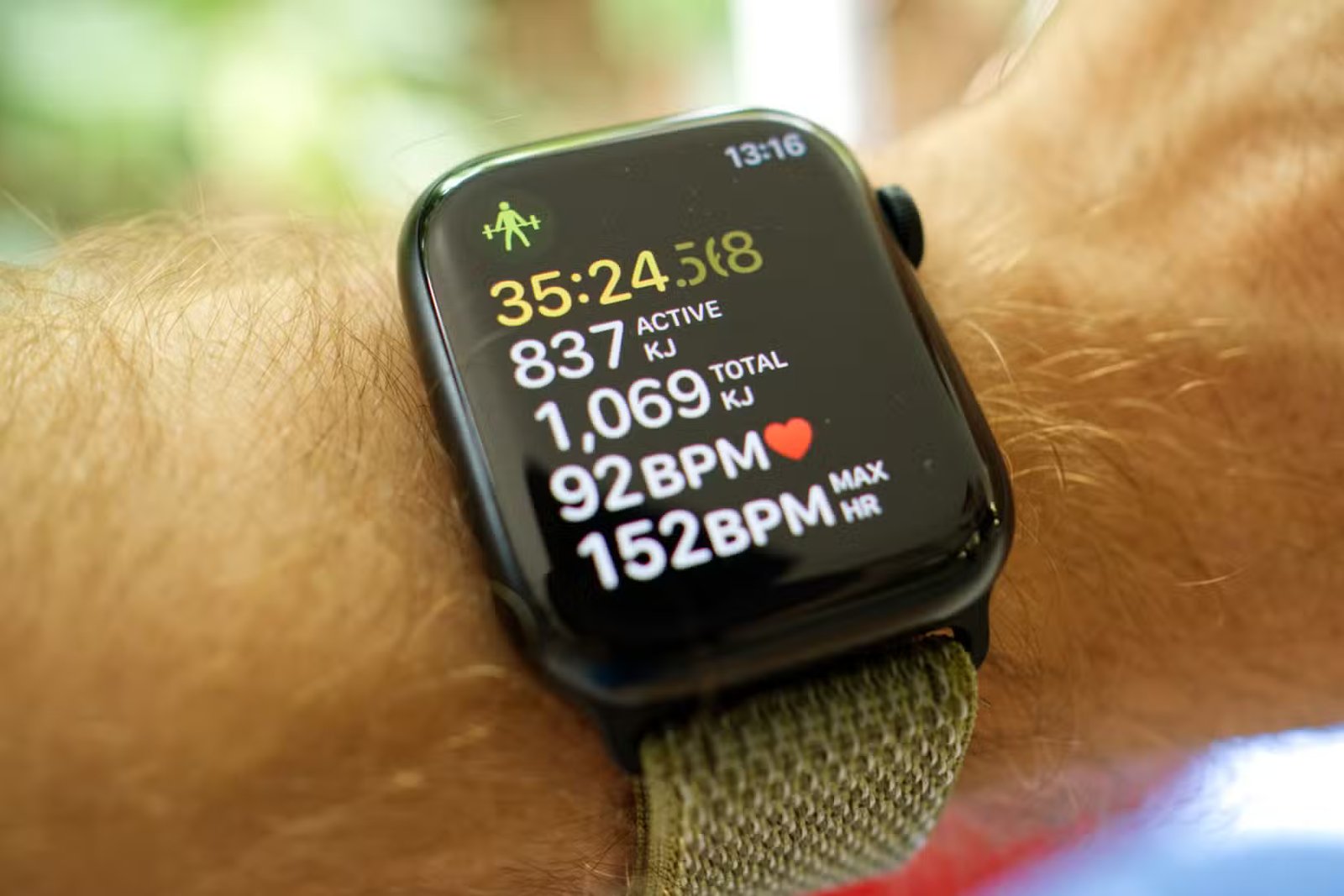 Apple Watch Series 8 suit un entraînement de musculation traditionnel.