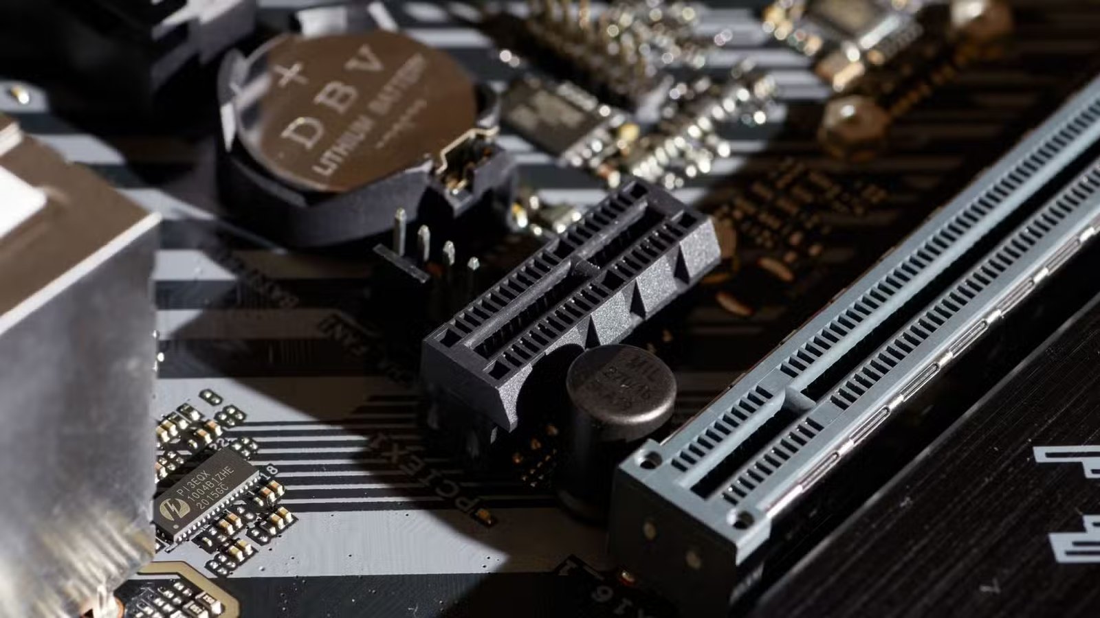 Gros plan d'un emplacement PCIe de la carte mère.