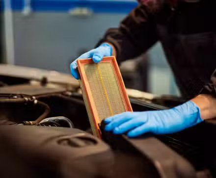 Mécanicien automobile changeant le filtre à air