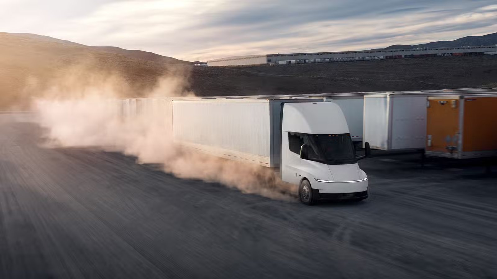 Camion semi-électrique Tesla sur un chemin de terre