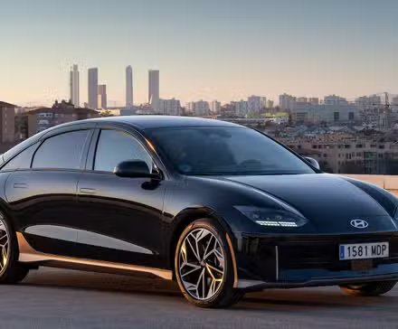 Plan 3/4 avant d'une Hyundai Ioniq 6 2023