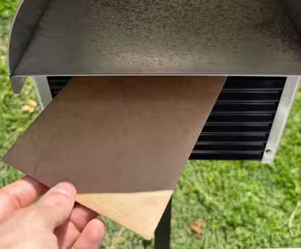 Une lettre envoyée dans une boîte aux lettres.