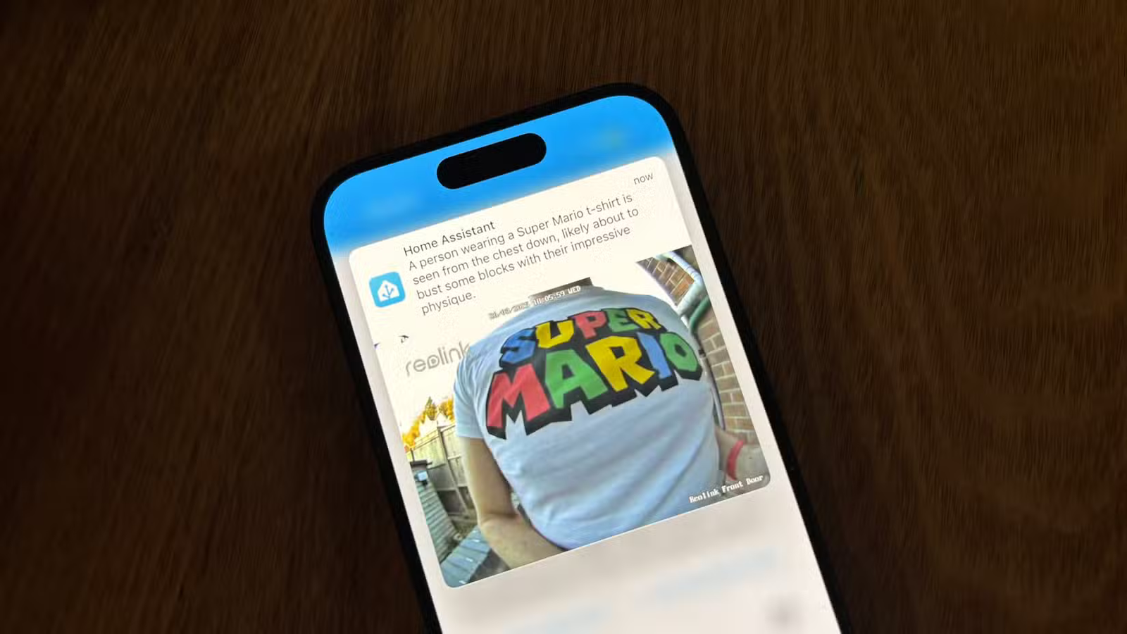 Une notification sarcastique de Home Assistant décrivant quelqu'un à la porte sur un iPhone.