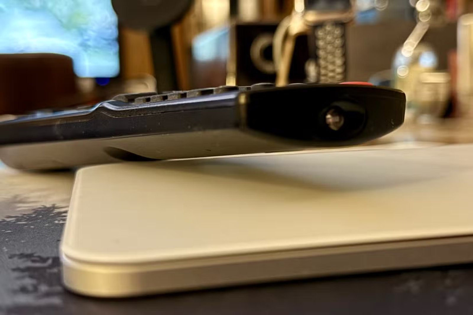 Lumière infrarouge sur une télécommande pour un téléviseur de 15 ans.