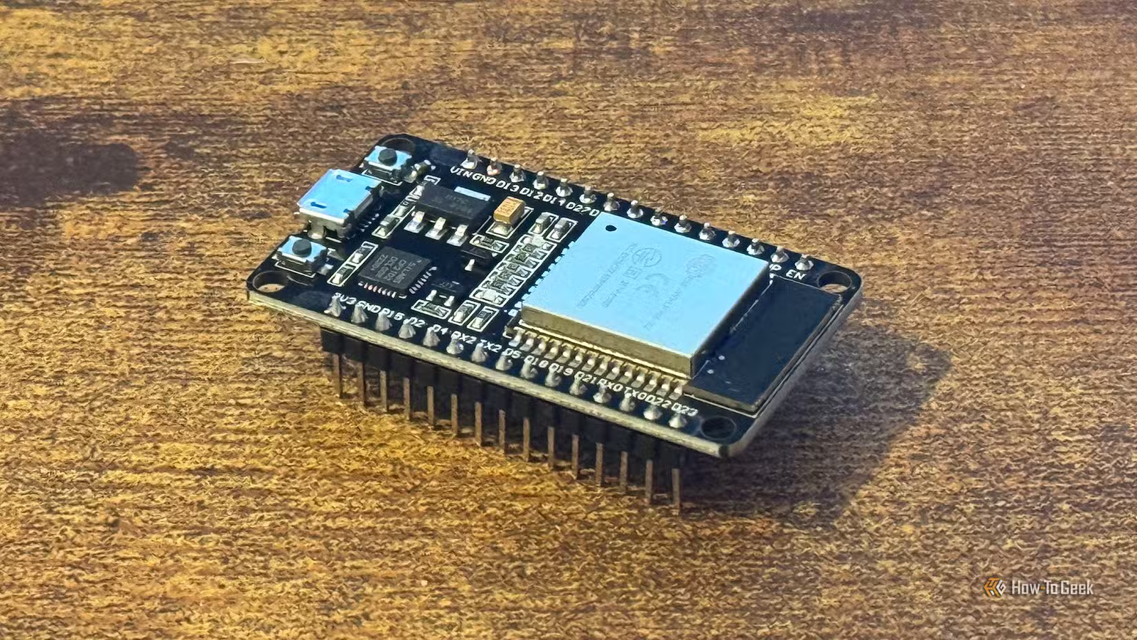 Un microcontrôleur ESP32 sur un bureau.