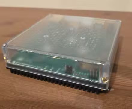 Home Assistant Green sur un stand de divertissement.