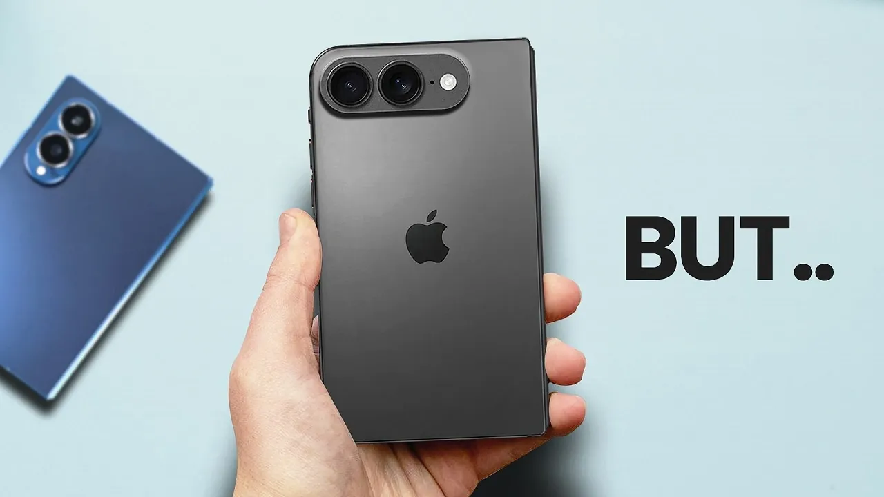 Gros plan de la charnière pliable et du cadre arrondi de l'iPhone Ultra tandis que le téléphone est partiellement ouvert sur un bureau.