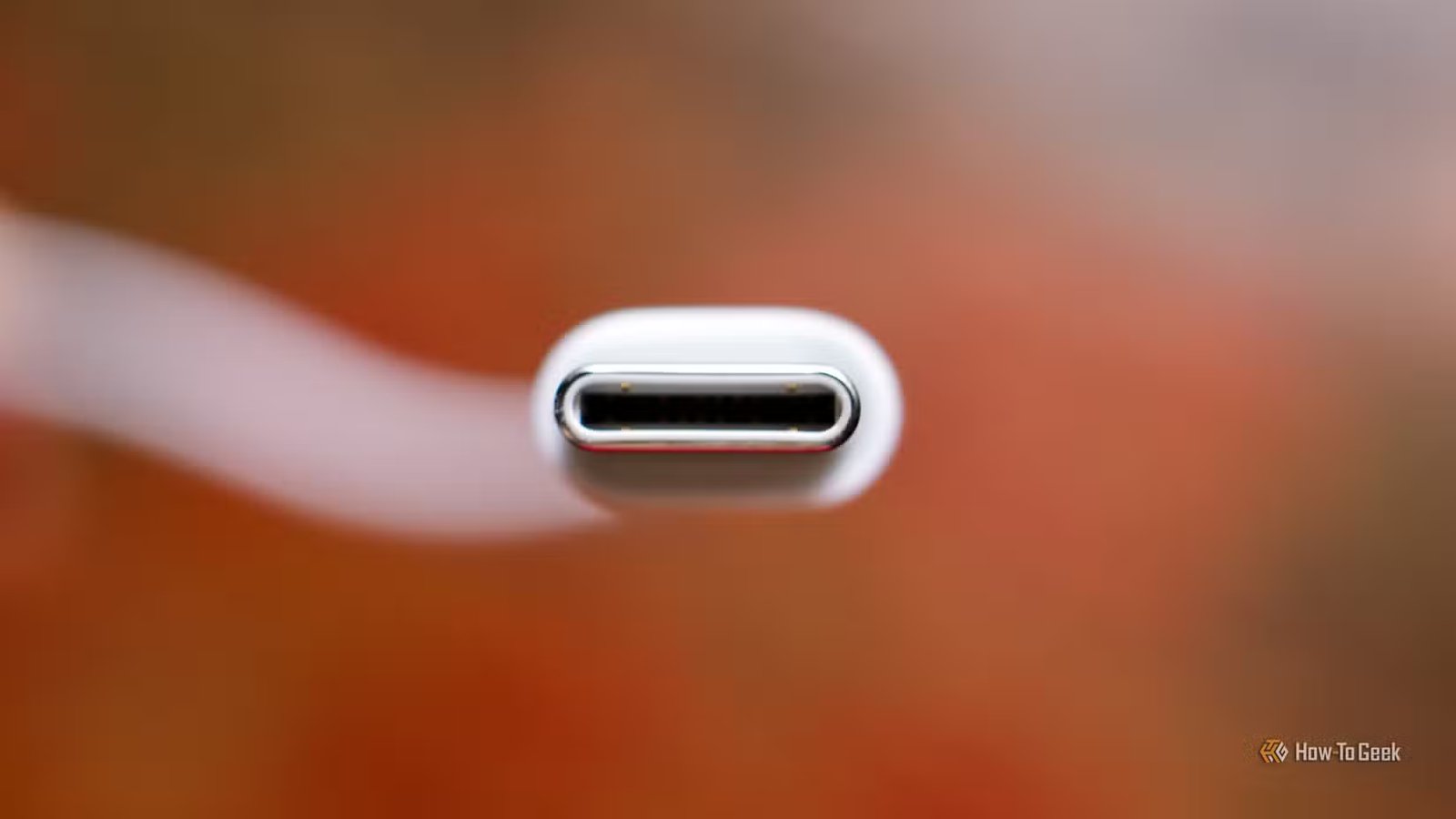 Un connecteur USB-C photographié avec une ouverture plus large.