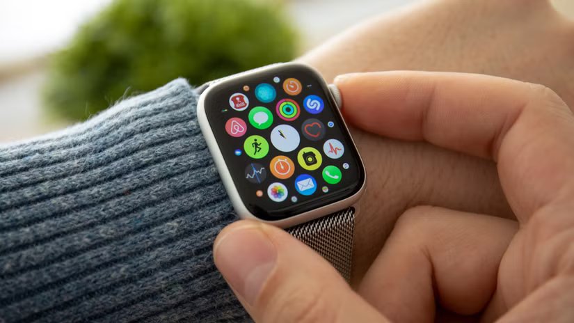 Homme utilisant Apple Watch présentant des applications sur le cadran de la montre