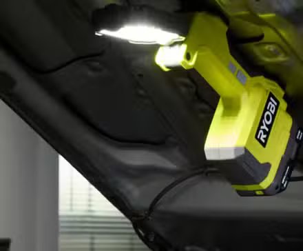 Lampe de travail hybride Ryobi magnétique montée sur un capot