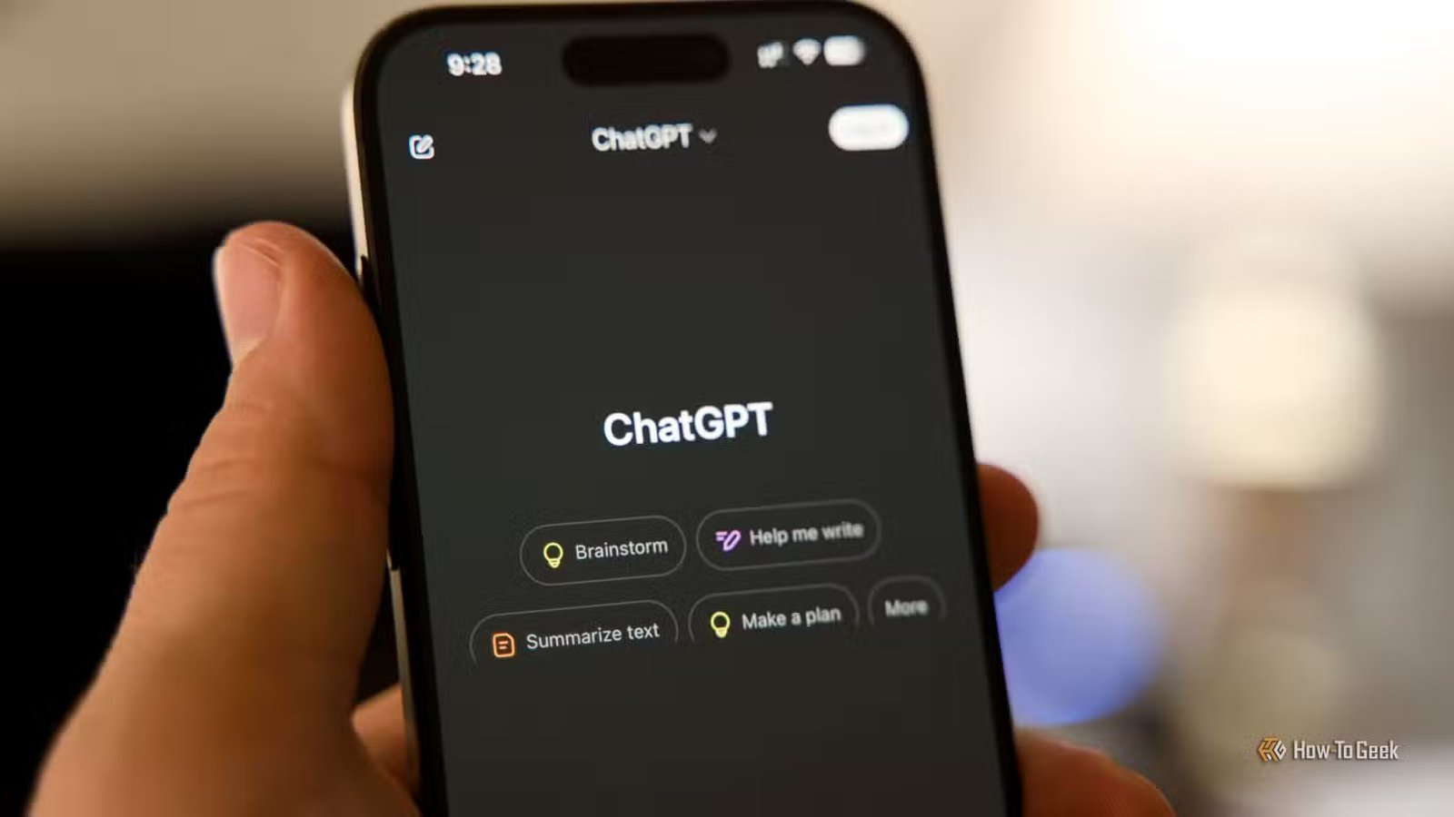 Une fenêtre ChatGPT ouverte sur un iPhone tenu dans une main.
