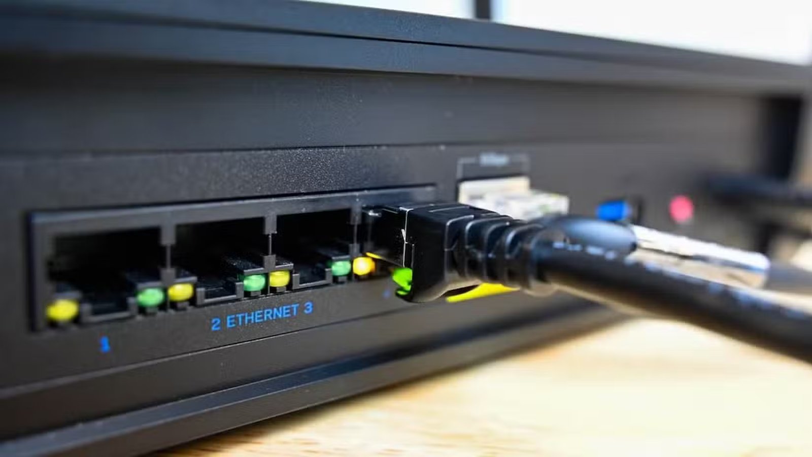 Un routeur avec un câble Ethernet branché.