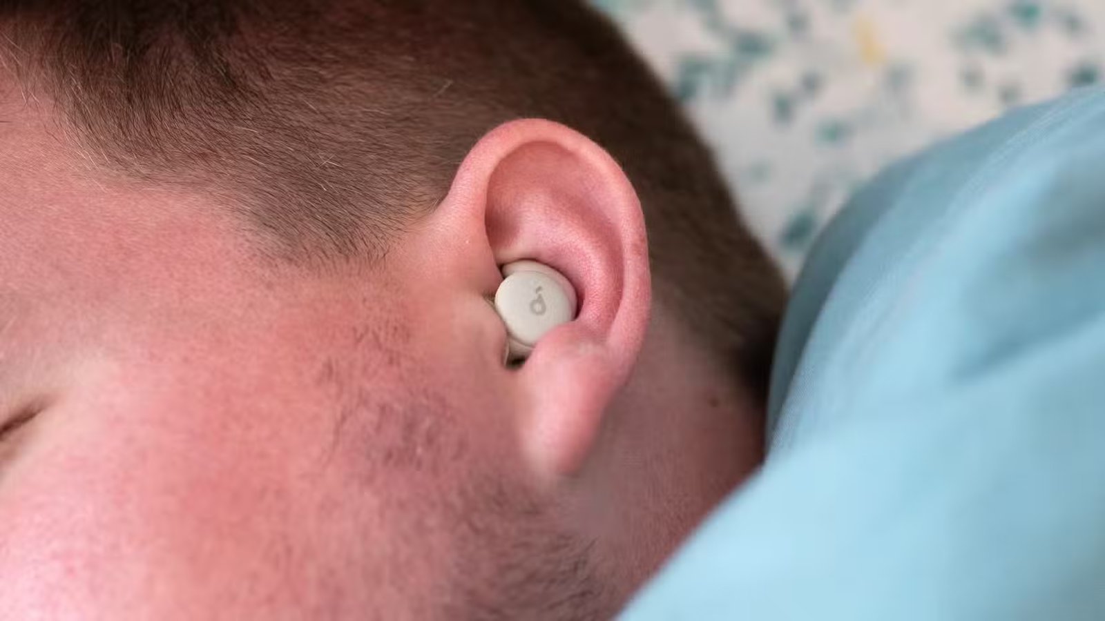 Personne endormie avec les écouteurs Bluetooth Soundcore Sleep A20 dans son oreille