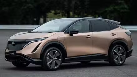 Plan 3/4 avant d'un Nissan Ariya 2021