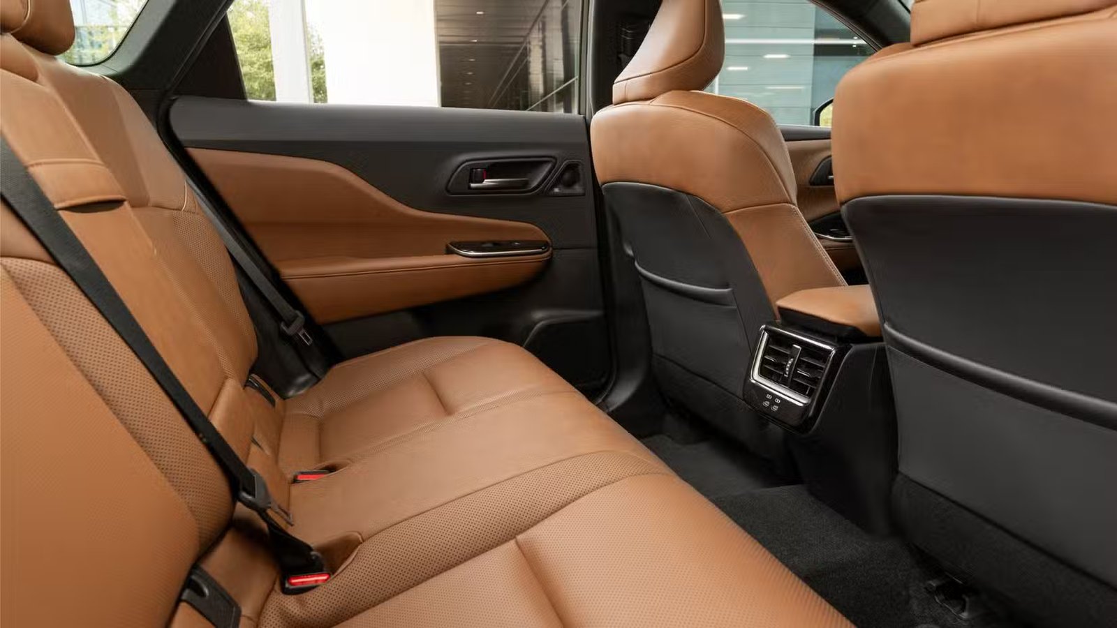 Gros plan des sièges en cuir beige à l'arrière de la Toyota Crown Signia Limited 2025.