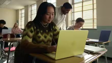 Personne utilisant un MacBook Neo