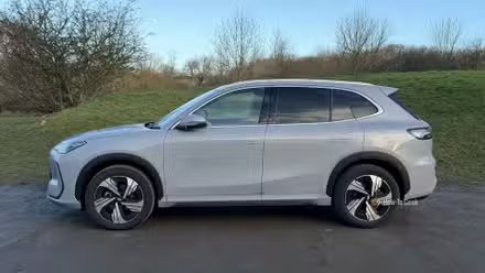 Vue de profil latérale statique d'un Geely EX5 Max 2026 gris.