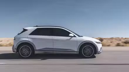 Photo d'action latérale d'une Hyundai Ioniq 5 2025