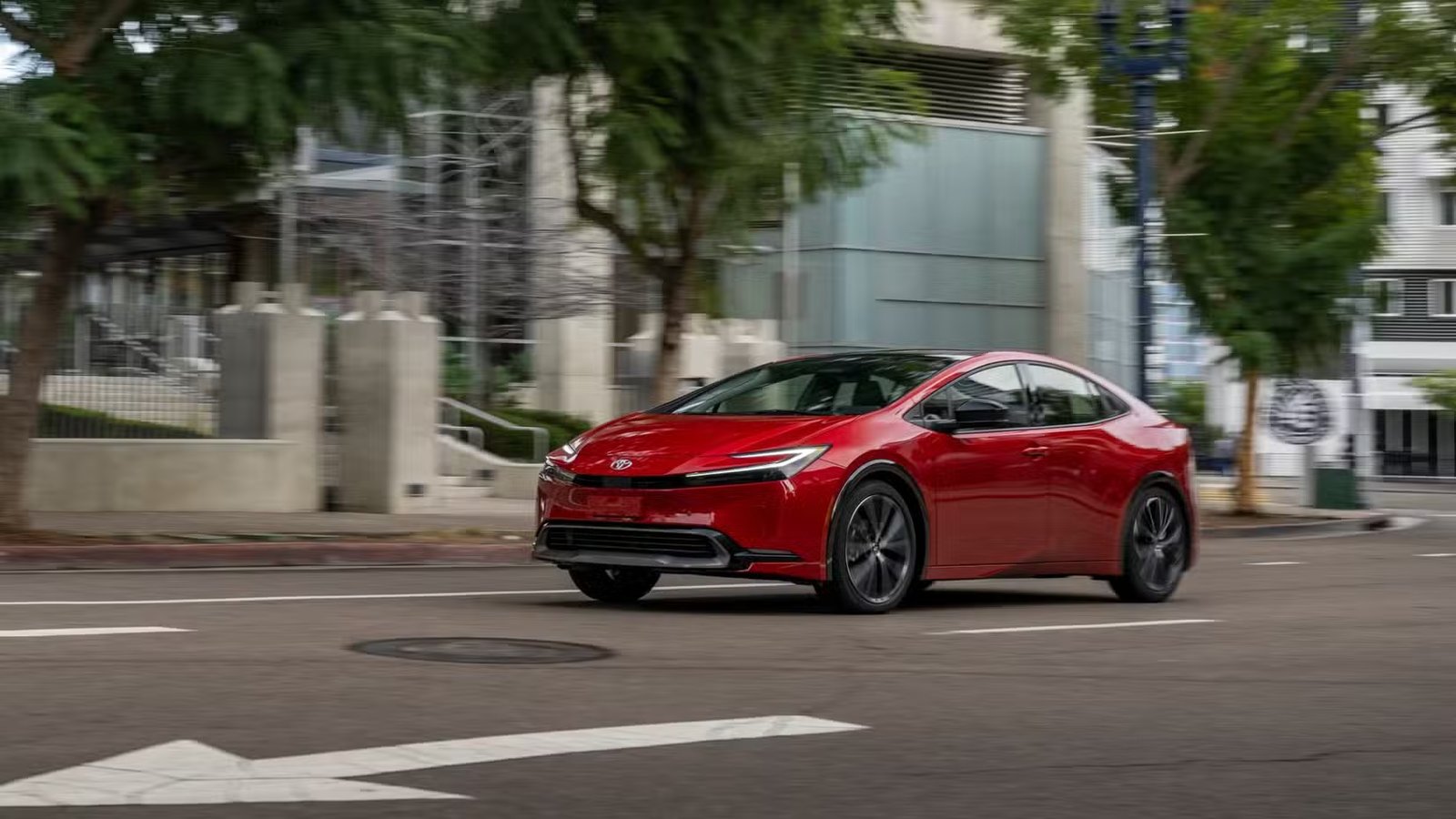 Plan 3/4 avant d'une Toyota Prius 2026