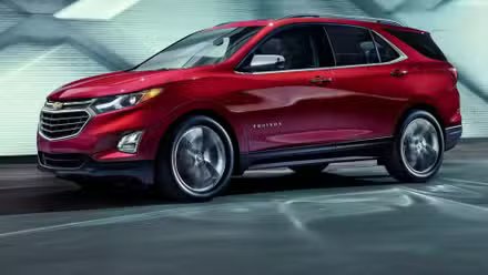 Profil latéral dynamique d’un Chevrolet Equinox 2018 rouge.
