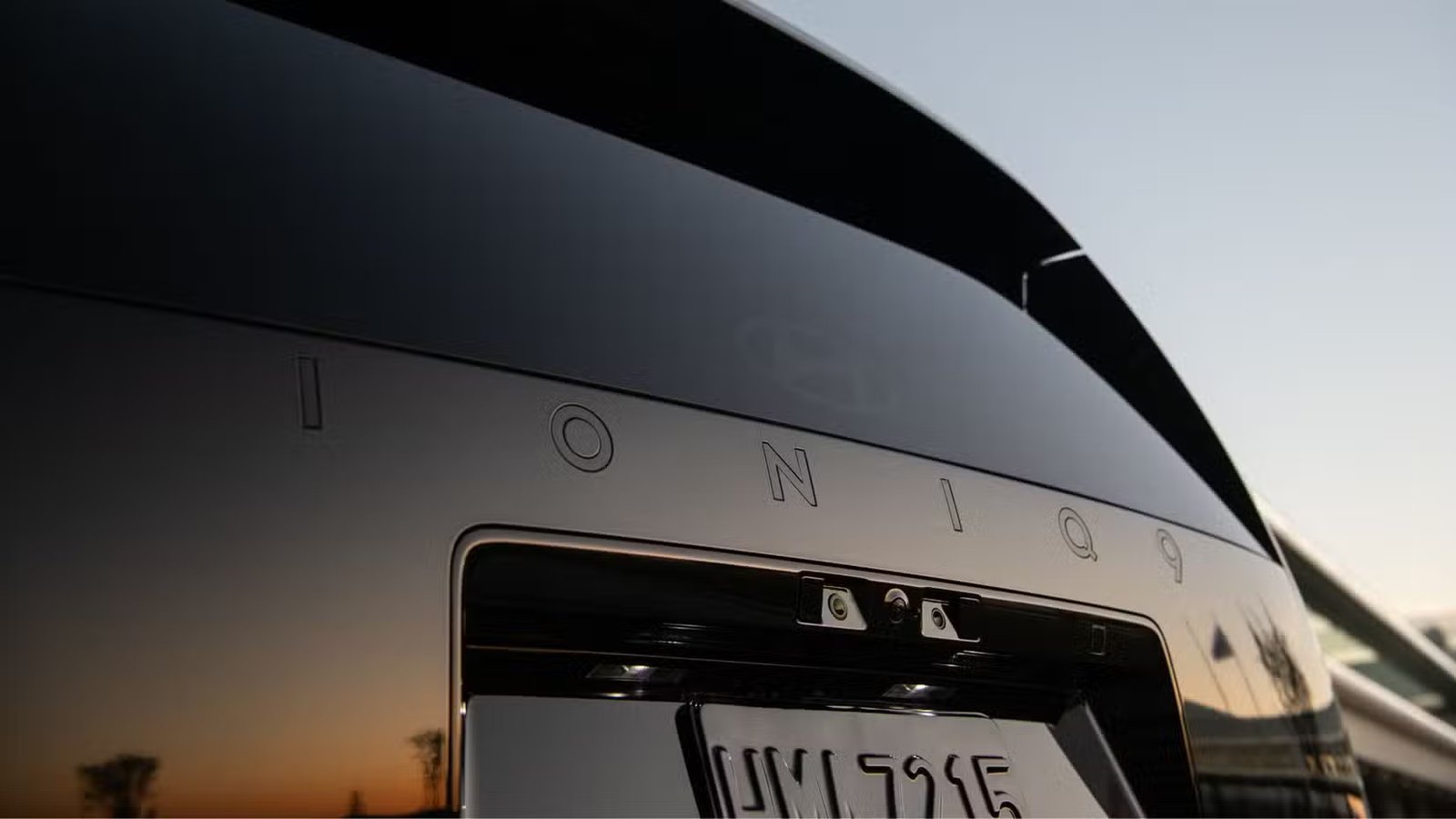 Gros plan du badge sur le couvercle du coffre d’une Hyundai Ioniq 9 Calligraphy Black Ink 2027.