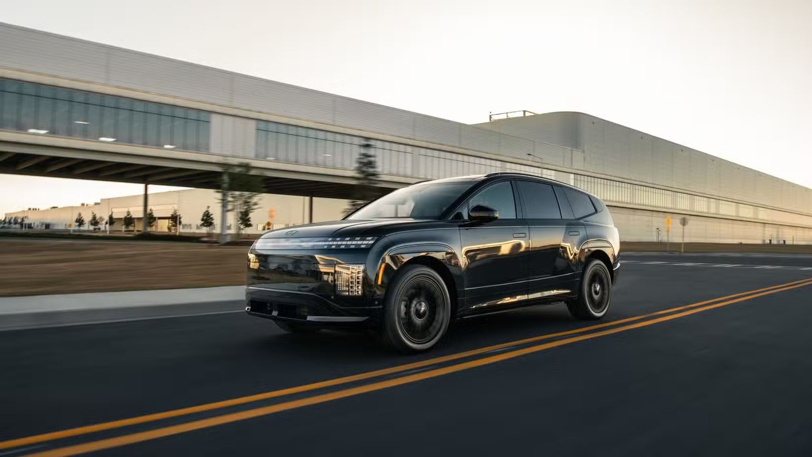 Prise de vue dynamique 3/4 avant d'une Hyundai Ioniq 9 Calligraphy Black Ink 2027.