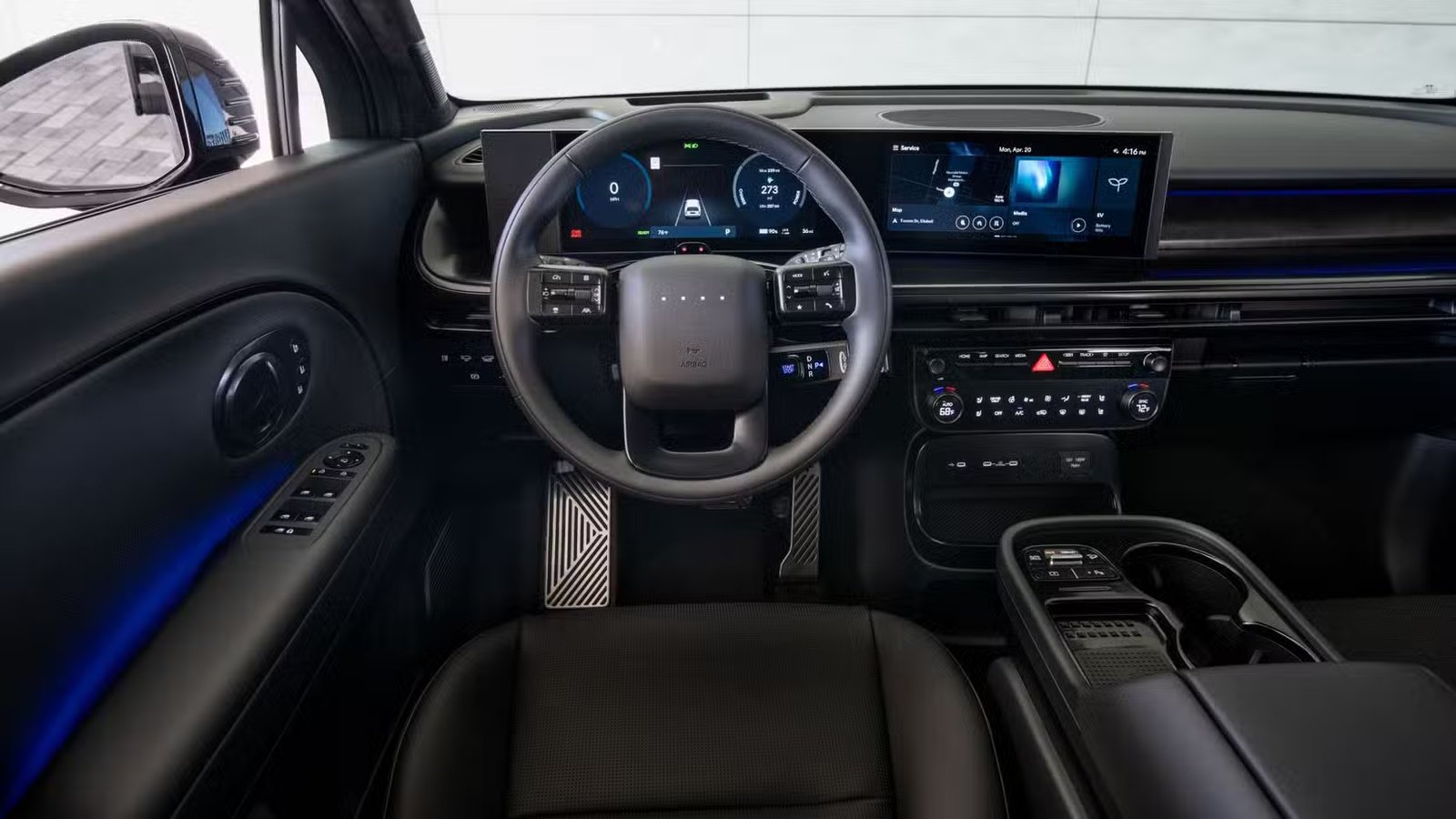 Gros plan du volant et du tableau de bord à l’intérieur de l’habitacle d’une Hyundai Ioniq 9 Calligraphy Black Ink 2027.