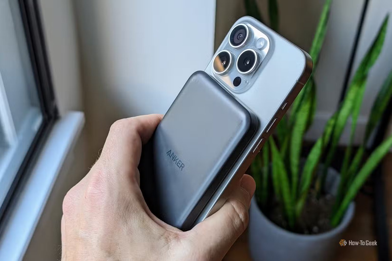 Une batterie Anker MagSafe au dos d’un iPhone 15 Pro.
