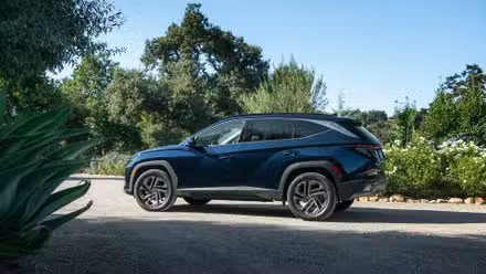 Plan 3/4 arrière d'un Hyundai Tucson hybride 2025