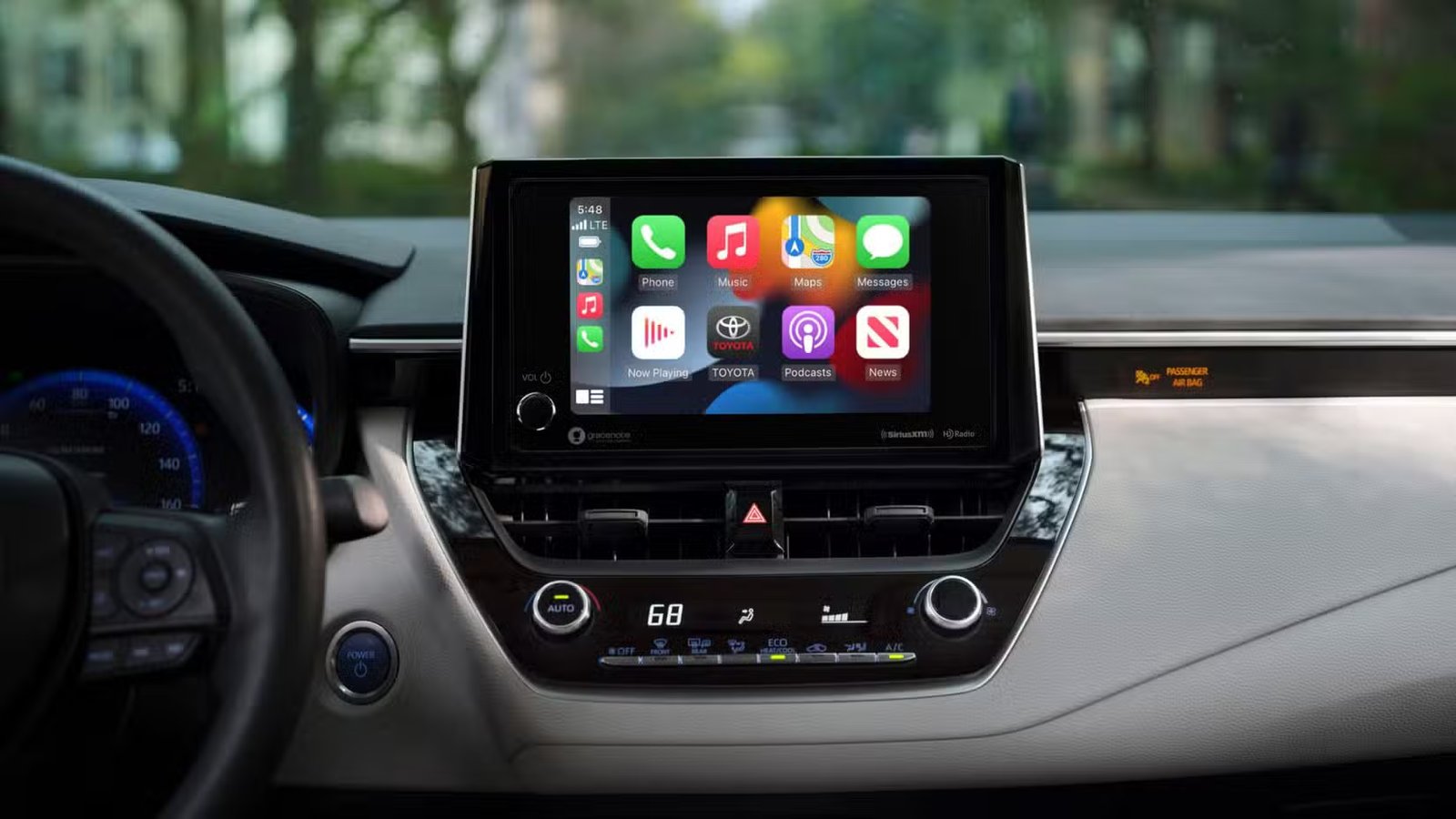 Gros plan de l’écran d’infodivertissement d’une Toyota Corolla hybride 2025.
