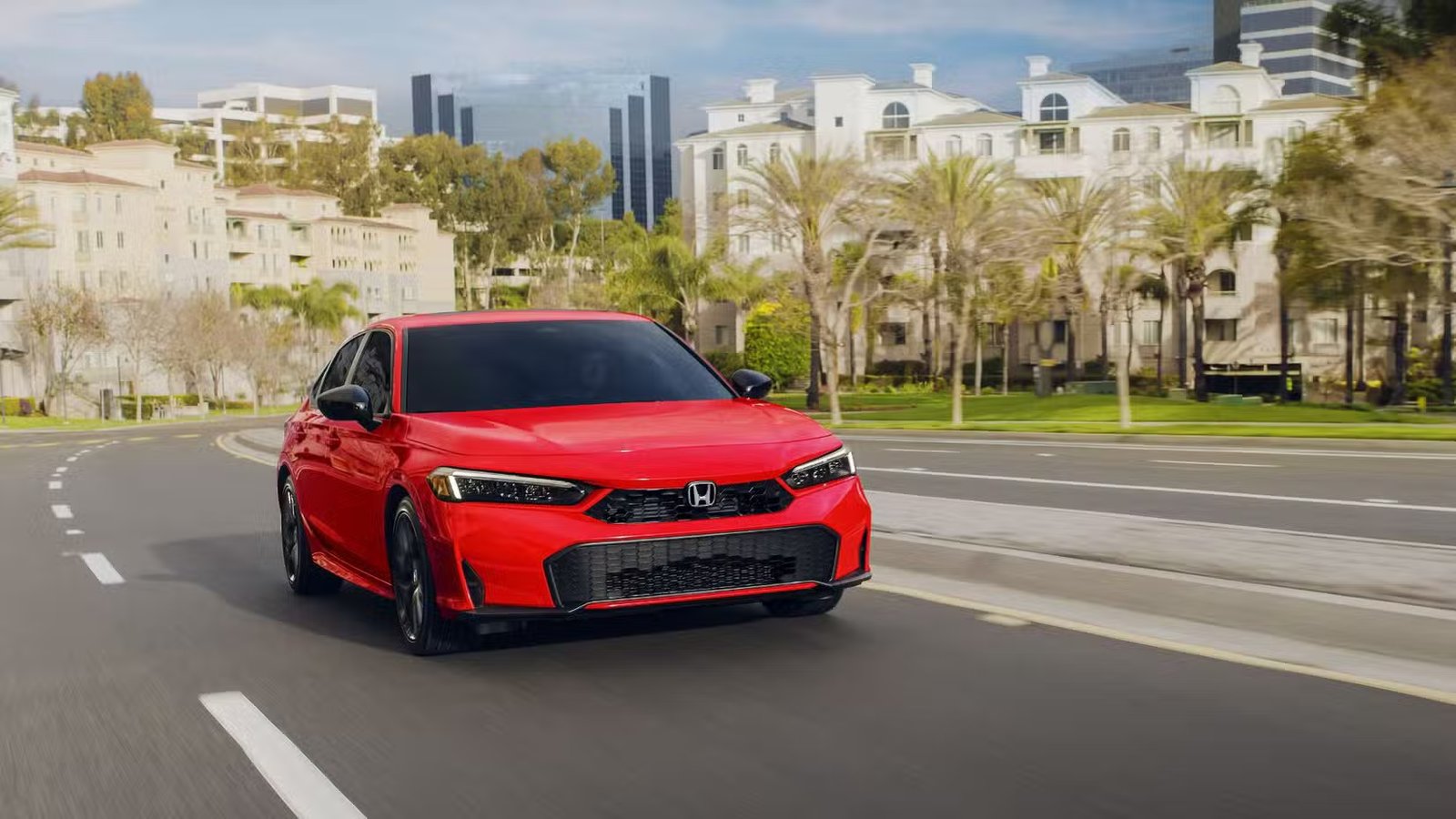 Plan dynamique 3/4 avant d'une Honda Civic Berline Sport Hybrid 2026 rouge roulant dans une ville.