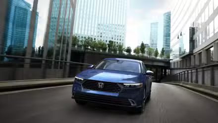 Plan 3/4 avant d'une Honda Accord Touring 2023