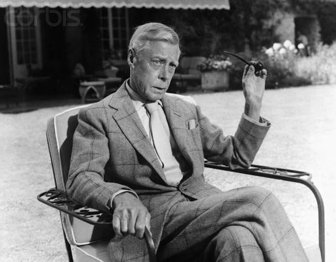 Duc de Windsor de 70 ans avec veste boutonnée, grand col de chemise et sans fossette de cravate