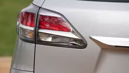 Gros plan du feu arrière d’une Lexus RX 350 F Sport 2013 argentée.