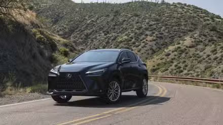 Plan 3/4 avant d'un Lexus NX 2026