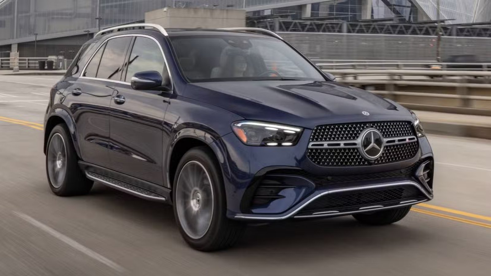 Plan dynamique 3/4 d'un Mercedes-Benz GLE 2024 bleu.