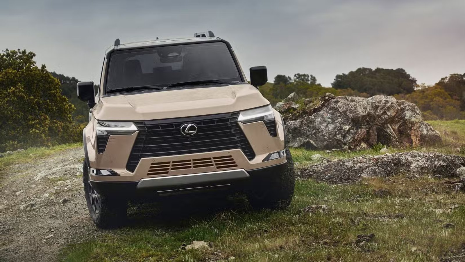 Prise de vue statique de l'avant d'un véhicule tout-terrain Lexus GX Overtrail 2026.