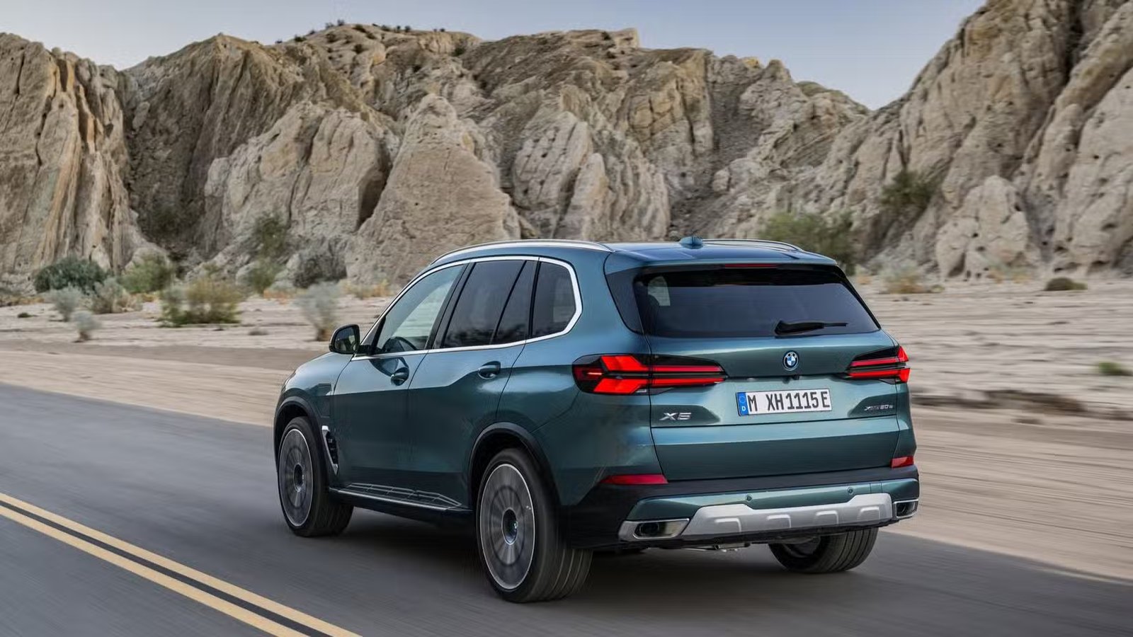 Plan 3/4 arrière d'un BMW X5 2024