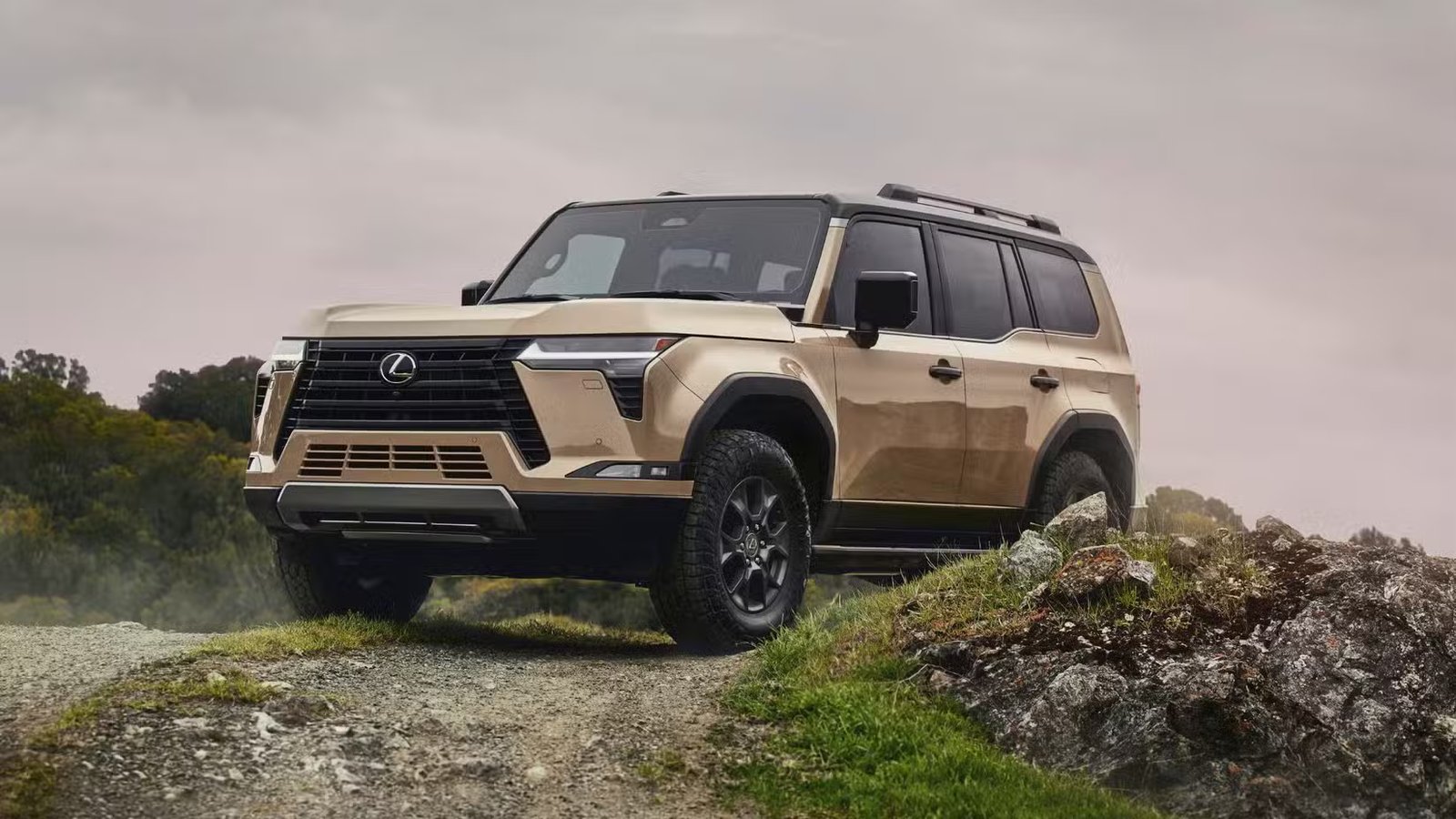 Vue de trois quarts avant d’un tout-terrain Lexus GX 2024 doré.